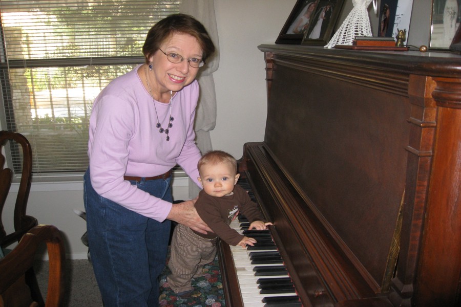 ../image/dean and nanna playing piano 3.jpg